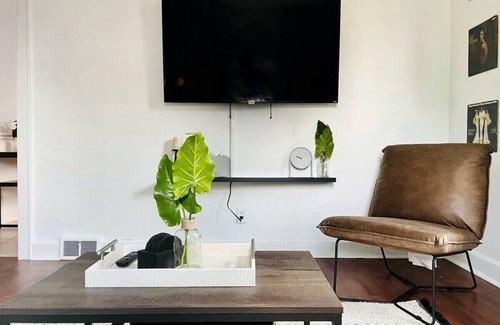 Evansville Apartment | Cozy & Centrally Located APT - KING BEDn