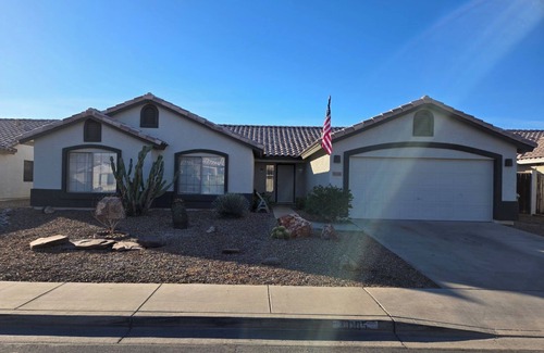 Glendale House | Cozy Centrally Located House In Glendale With Breakfast Provided