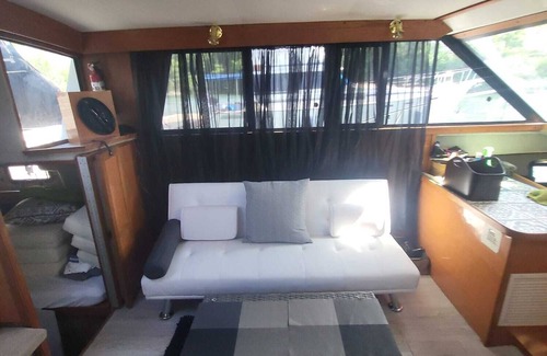 Old Montreal Boat Rental | Cozy chalet boat in the heart of Montreal