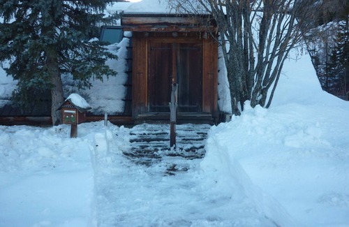 Pra Loup Ski Chalet | Cozy Chalet for 5 with Mountain Views, Balcony, Fireplace, and Modern Amenities in Pra Loup