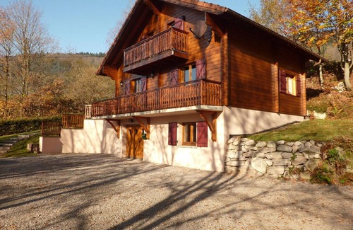 Le Menil Cottage | Cozy Chalet Near Ski Slopes and Lake, Sleeps 7, WiFi, Fireplace, Large Garden, Garage