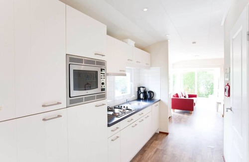 Breskens Ski Chalet | Cozy chalet with a combination microwave