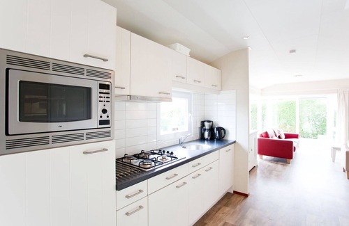 Breskens Ski Chalet | Cozy chalet with a combination microwave