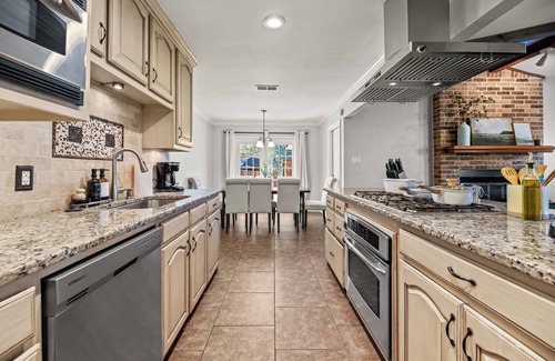 Denton House | Cozy & Charming l UNT/Downtown l Game Room l Parking l Large Yard