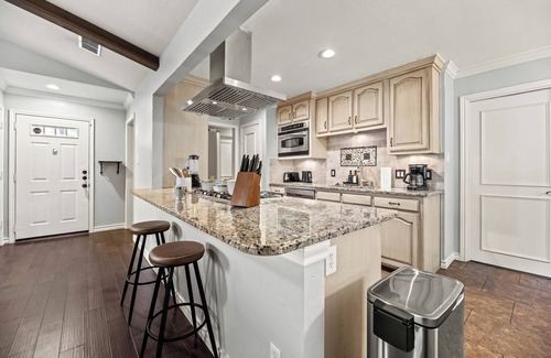 Denton House | Cozy & Charming l UNT/Downtown l Game Room l Parking l Large Yard