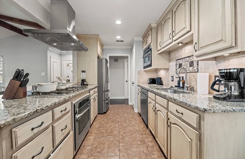 Denton House | Cozy & Charming l UNT/Downtown l Game Room l Parking l Large Yard