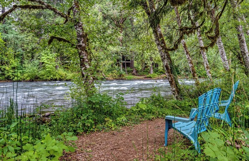 McKenzie Bridge Cabin | Cozy, charming McKenzie River front 2-bedroom cabin in McKenzie Bridge,