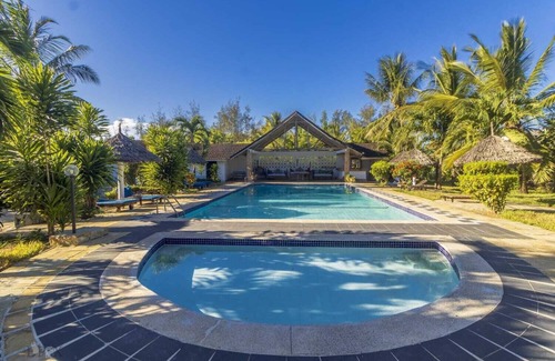 Diani Beach Apartment | cozy charming Studio 20 minutes from Diani Beach with WiFi, Fan & Shared Pool