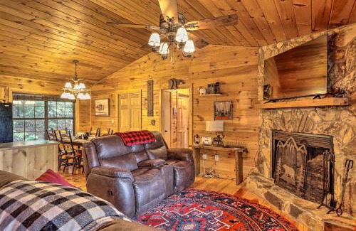Hidden Lake House | Cozy Cherry Log Cabin about 10 Mi to Mercier Orchards