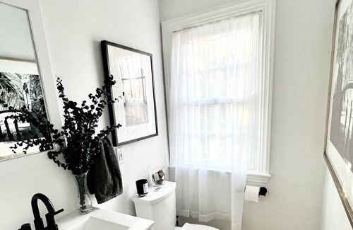 Lancaster House | Cozy, chic, clean artist's home near downtown Lancaster, outlets, Amish country.