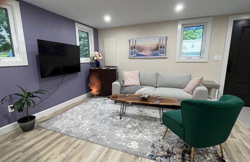 Bloomfield House | Cozy Chic Newly Built Getaway - 2 hours from Toronto!