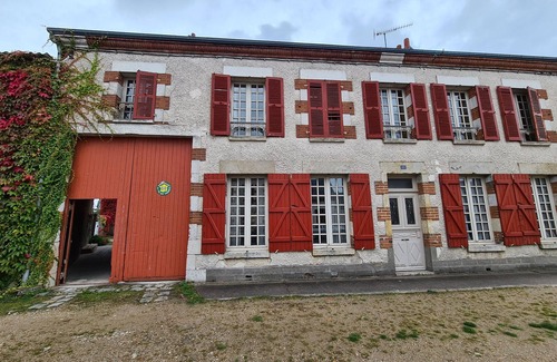 Bellegarde-du-Loiret Cottage | Cozy City Cottage with Garden, Fireplace & Ping-Pong near Bellegarde Château