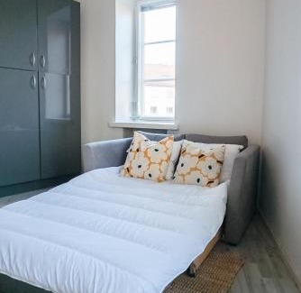 Keskinen District Apartment | Cozy City Studio by tram and bus stops