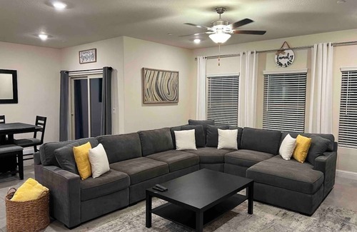 Raisin House | Cozy Clean 3 Bedroom 2 Bath Home