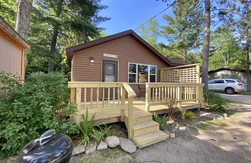 Au Train Cabin | Cozy, clean cabin! Snowmobile, Ice fishing, ice climb, Eben Ice caves! Parking