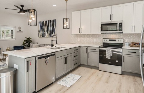 Kipling House | Cozy & Clean House Next to Beautiful Creek & Trail