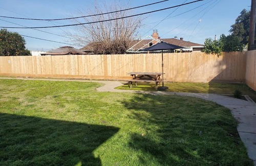 Raisin House | Cozy, clean, safe living in 4bed 2 bath