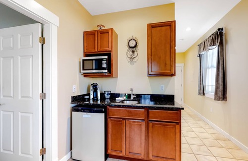 Northeast Harbor House | Cozy & Clean Second-Story Suite w/Kitchenette & Free WiFi - Walk to the Harbor