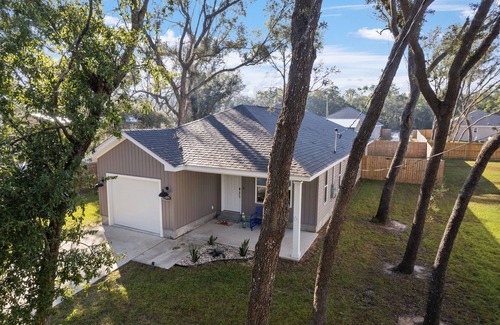 Ono Island House | Cozy & close to FL&AL beaches & Downtown! Owner managed~Large backyard~Stocked!
