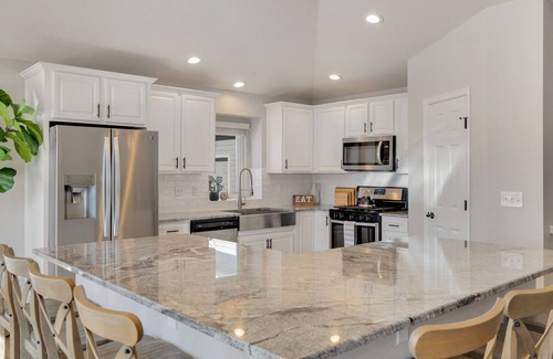 Mead House | Cozy CO Escape | Hot Tub, Pool Table, Sleeps 13