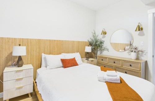 West Town Apartment | Cozy Coach House with Private Deck