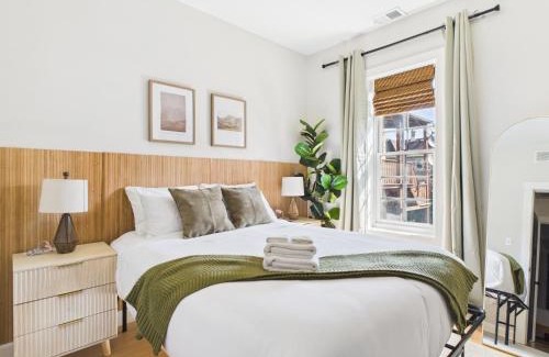 West Town Apartment | Cozy Coach House with Private Deck