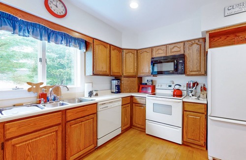 Cushing House | Cozy Coastal Home with Jetted Tub, Modern Kitchen, and Ocean Breeze Patio