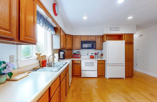 Cushing House | Cozy Coastal Home with Jetted Tub, Modern Kitchen, and Ocean Breeze Patio