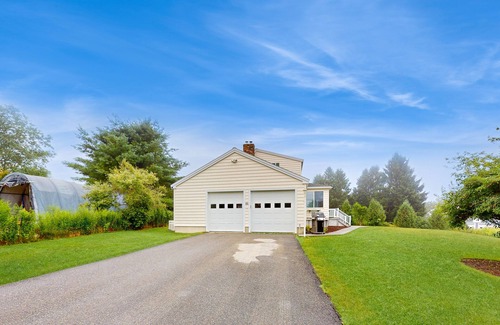 Cushing House | Cozy Coastal Home with Jetted Tub, Modern Kitchen, and Ocean Breeze Patio