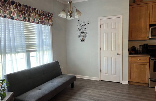 Hampstead House | Cozy Coastal Retreat - Dog friendly! 25% off 7-day rental for July.