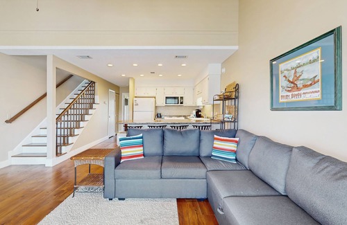 El Centro Beach Condo | Cozy coastal condo with a loft, shared pool and beach access