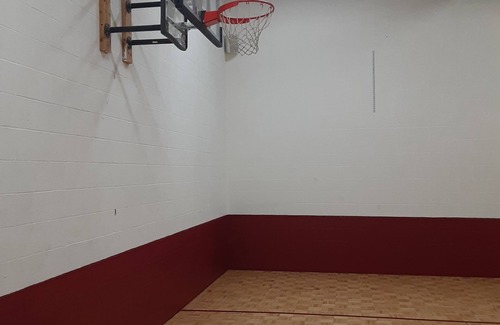 Olmsted Falls House | Cozy Colonial w/exercise room, sauna and 1/2 basketball court
