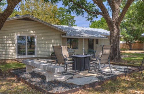 Stonewall House | Cozy Combo! Fire Pit, BBQ, Ping Pong and Cornhole!