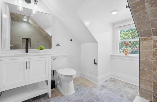 West Philadelphia Apartment | Cozy Comfortable and Quiet Loft