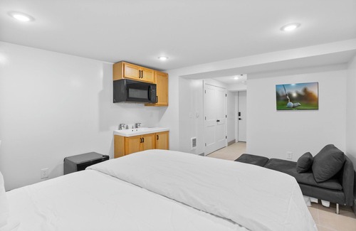 West Philadelphia Apartment | Cozy Comfortable and Quiet Queen Suite