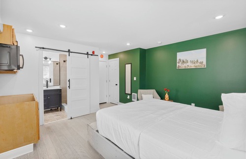 West Philadelphia Apartment | Cozy Comfortable and Quiet Queen Suite