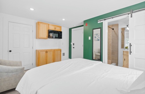 West Philadelphia Apartment | Cozy Comfortable and Quiet Queen Suite