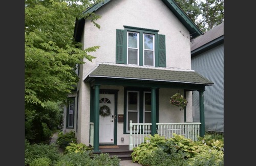Seward House | Cozy, Comfortable and Close to Everything