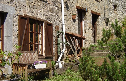 Hastiere-Lavaux House | cozy, comfortable, complete, spacious 6-person. holiday home with heated swimming pool
