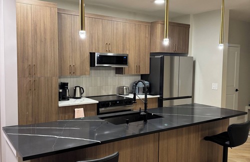Northwest Edmonton House | Cozy, Comfortable & Sleek room for rent | 10 mins to West Edmonton Mall