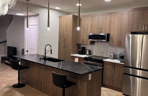Northwest Edmonton House | Cozy, Comfortable & Sleek room for rent | 10 mins to West Edmonton Mall