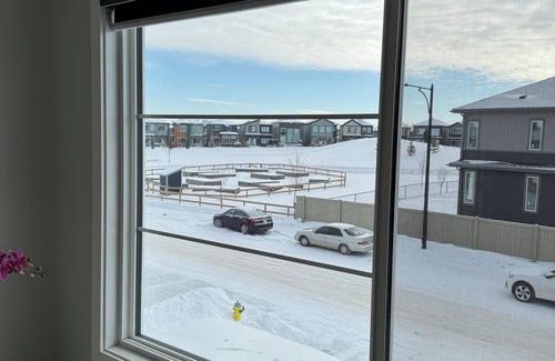 Northwest Edmonton House | Cozy, Comfortable & Sleek room for rent | 10 mins to West Edmonton Mall
