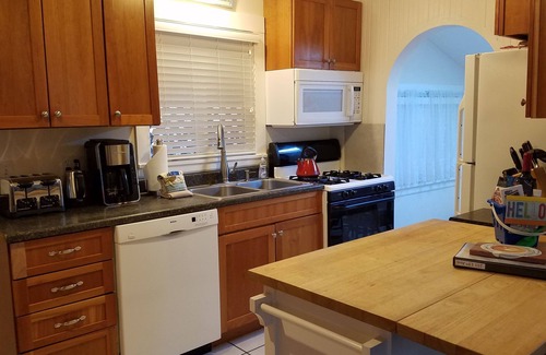 Seaside House | Cozy & Comfy, 1 Blk to Beach & 2 Blks to Promenade, Hot Tub, Firepit, BBQ