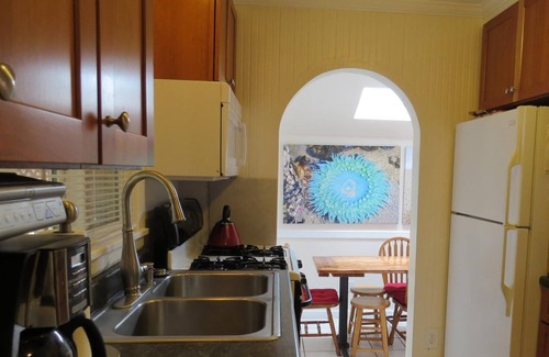 Seaside House | Cozy & Comfy, 1 Blk to Beach & 2 Blks to Promenade, Hot Tub, Firepit, BBQ