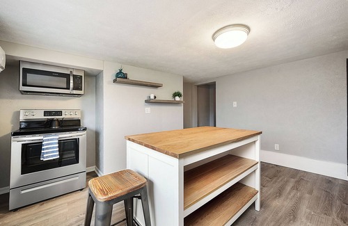 South Side House | Cozy & Comfy Duplex! 7Bed/4Bath w/5 Car Parking!