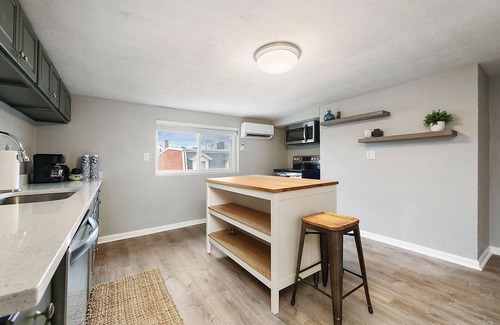 South Side House | Cozy & Comfy Duplex! 7Bed/4Bath w/5 Car Parking!