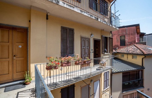Como Apartment | Cozy, completely renovated 47sqm apartment located on the 3rd floor of a building WITHOUT elevator. The apartment is accessed via an external balcony overlooking the quiet internal courtyard.The accommodation is located in an excellent location in the ci