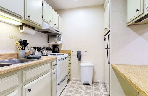 Mammoth Lakes Condo | Cozy Condo for 4, Near Shuttle & Eagle Lodge!
