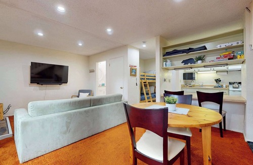 Mammoth Lakes Condo | Cozy Condo for 4, Near Shuttle & Eagle Lodge!