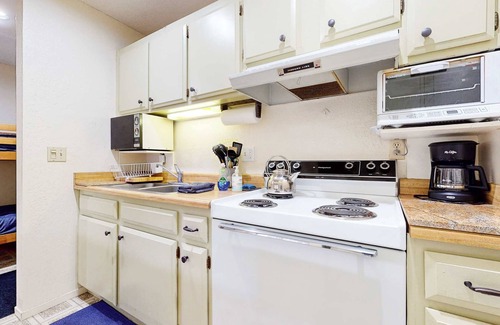 Mammoth Lakes Condo | Cozy Condo for 4, Near Shuttle & Eagle Lodge!